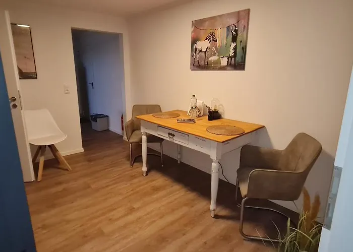 Schoene Ruhige Mit Terrasse דירה